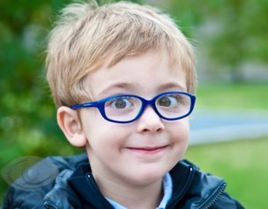 Мальчик с большими очками. Мальчик в очках. Школьник в очках. Детские очки для зрения. Детские очки для зрения мальчику.